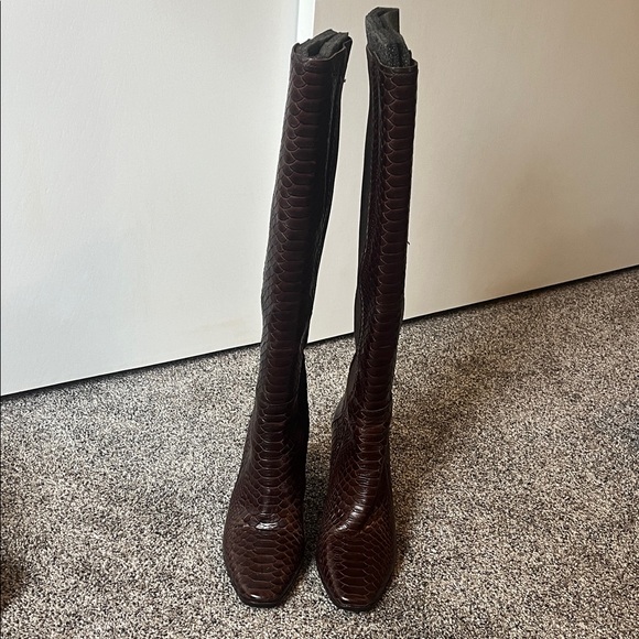 Donald Pliner size 9 brown snakeskin heeled boots. Great condition! - Picture 2 of 9